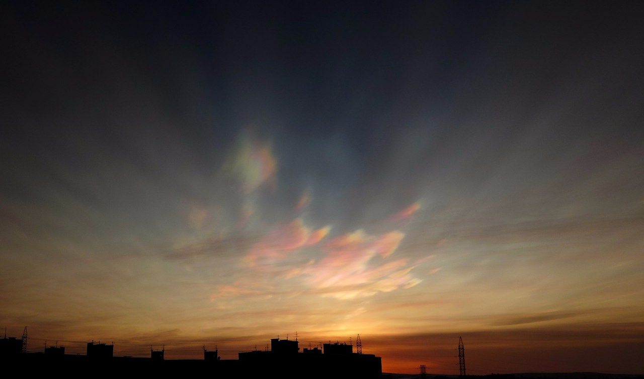 nacreous clouds murmansk, nacreous clouds murmansk sunrise, murmansk nacreous clouds january 2016, nacreous clouds appear at sunrise over Murmansk on january 27 2016, polar stratospheric clouds murmansk january 2016