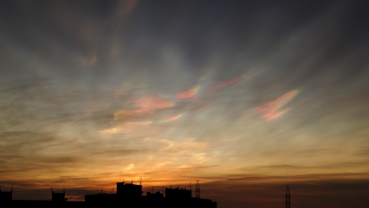 nacreous clouds murmansk, nacreous clouds murmansk sunrise, murmansk nacreous clouds january 2016, nacreous clouds appear at sunrise over Murmansk on january 27 2016, polar stratospheric clouds murmansk january 2016
