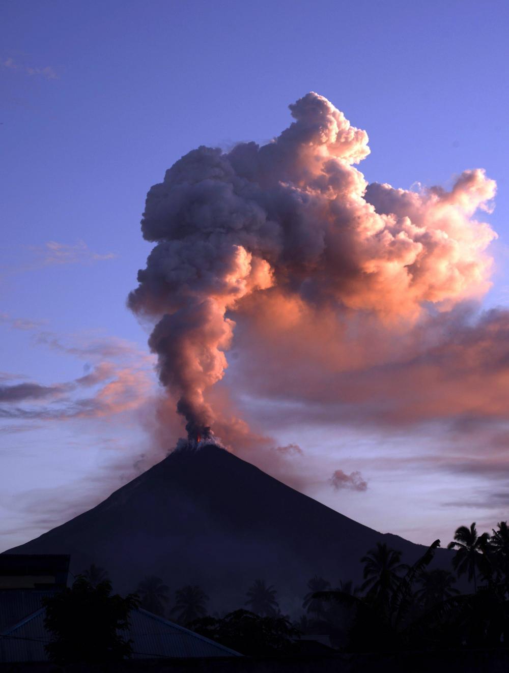 Soputan volcano  eruption in pictures and videos Strange 