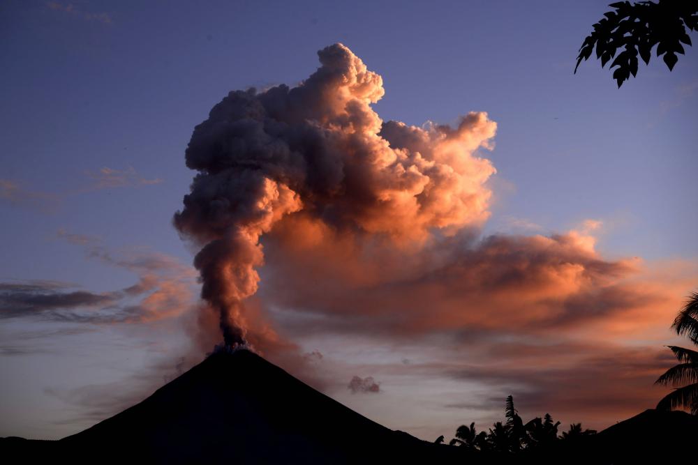 soputan volcano eruption, soputan volcano eruption pictures, soputan volcano eruption videos, soputan volcano eruption january 2016, soputan volcano eruption january 2016 pictures and videos