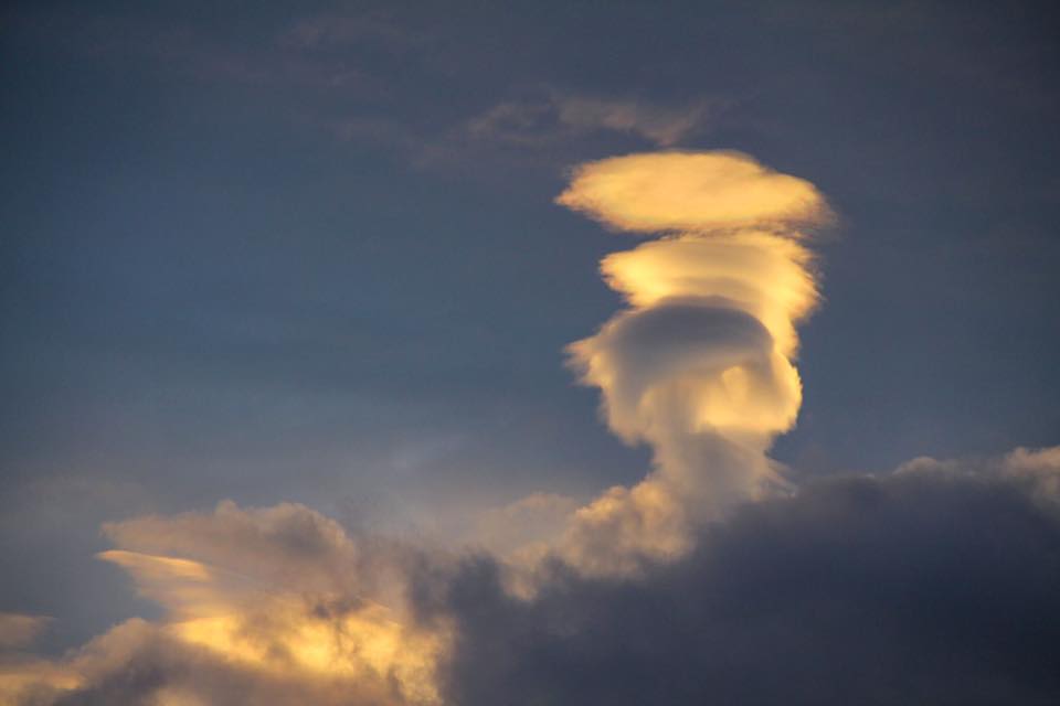 lenticular cloud, strange lenticular cloud, strange lenticular cloud picture, strange lenticular cloud lakewood colorado january 2016, lenticular cloud builds tower in Lakewood colorado