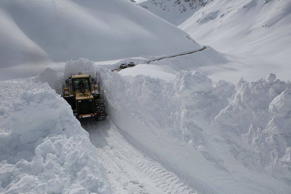 turkey snow mountain, clearing up roads in turkey, snow turkey january 2016, snow storm turkey january 2016, ice age turkey january 2016, meters of snow accumulate in mountianous areas of turkey