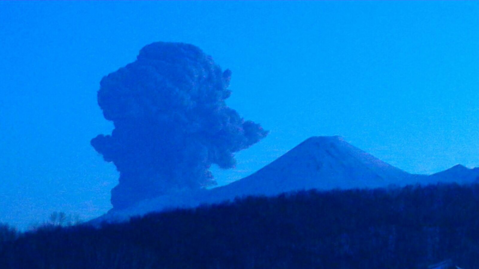 Kamchatka Zhupanovsky volcano eruption 2016, Kamchatka Zhupanovsky volcano eruption february 2016, Kamchatka Zhupanovsky volcano eruption february 12 2016, Kamchatka Zhupanovsky volcano eruption february 2016 photo
