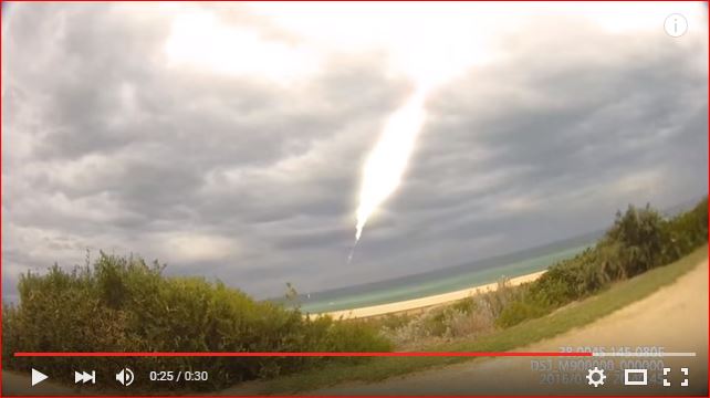 Mysterious object explodes in loud bang over Victoria, Australian catches close-up footage of meteor fireball, video close call meteor, meteor australia explosion video close call, meteor almost hits man in victoria video, Mysterious object explodes in loud bang over Victoria australia, Dangerously Close Meteor Strikes Australia Right In Front Of Me, mysterious object meteor explosion victoria