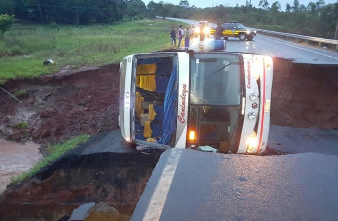 sinkhole swallows bus Paraguay, bus swallowed by giant sinkhole in paraguay, paraguay bus sinkhole february 2016, sinkhole swallows bus in paraguay february 2016