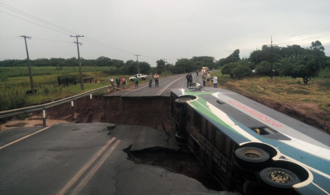 sinkhole swallows bus Paraguay, bus swallowed by giant sinkhole in paraguay, paraguay bus sinkhole february 2016, sinkhole swallows bus in paraguay february 2016