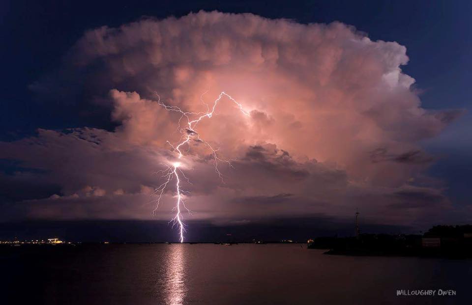 apocalyptical storm cell australia, lightning storm darwin australia, darwin australia lightning storm, best lightning storm australia, lightning storm pictures, apocalyptical storm cell engulfs australia