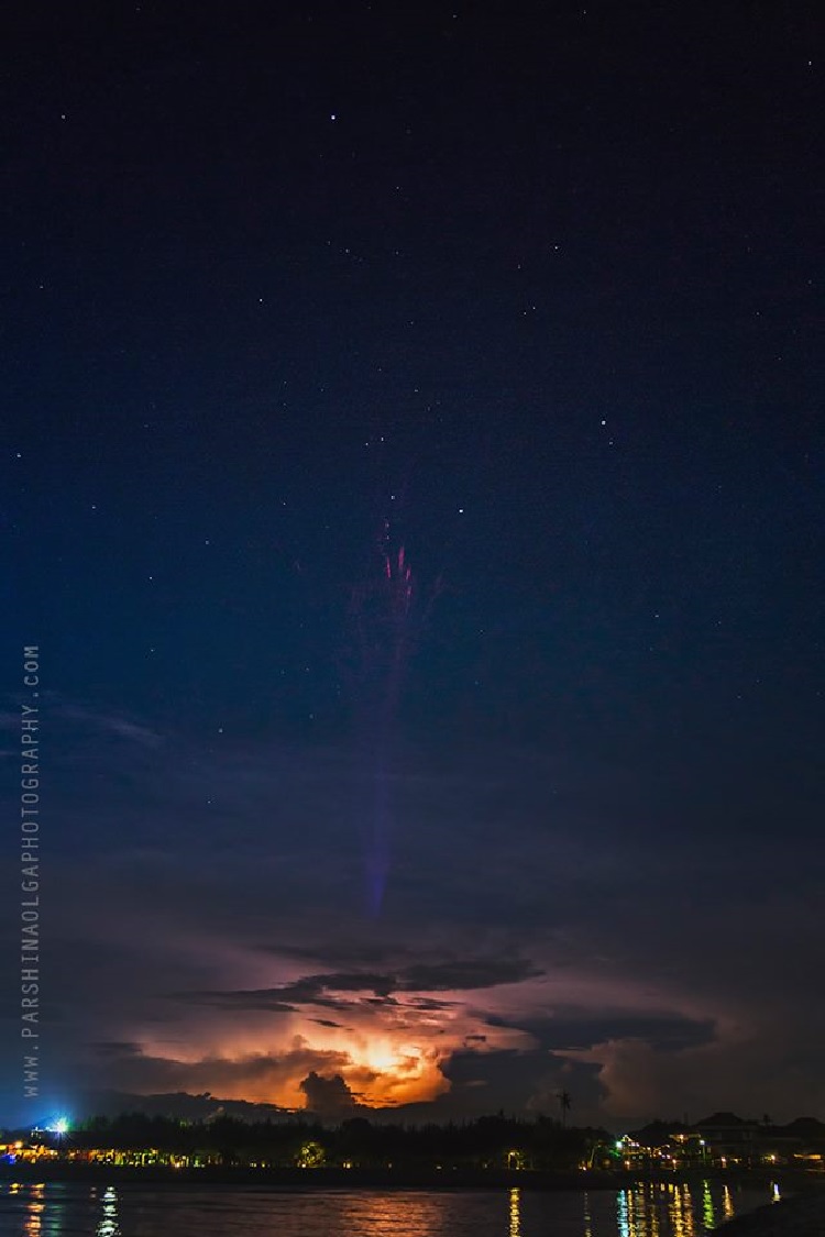 blue jet red sprite, blue jet and red sprite photographed together above bali, bali blue jet and red sprite, mysterious blue jets and red sprites photographed over Bali, first picture of blue jet and red sprite taken simultaneously bali, bali blue jets and red sprites picture, blue jet red sprite bali picture