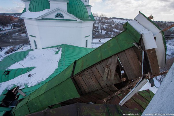 church collapses russia, spire church collapses russia, orthodox church looses spire russia, Holy Trinity Orthodox Cathedral Alapaevsk collapses