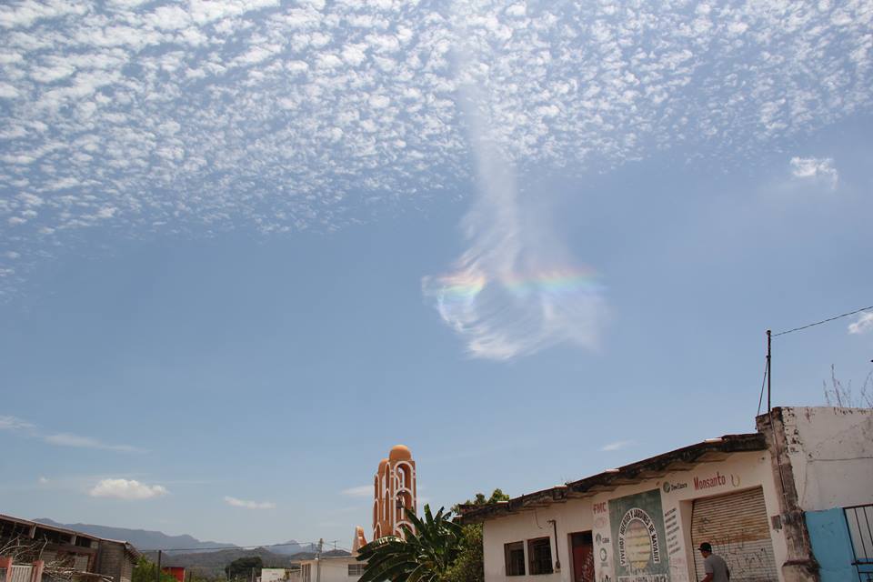 Mysterious iridescent cloud falls from the sky in Mexico on Good Friday, Mysterious iridescent cloud falls from the sky in Mexico on Good Friday pictures, pictures of Mysterious iridescent cloud falls from the sky in Mexico on Good Friday, iridescent cloud mexico, mysterious iridescent cloud mexico good friday, via crucis mysterious cloud mexico, mysterious cloud appear in the sky of mexico after stations of the cross parade, signs of end times, end times signs march 2016, end times signs easter 2016