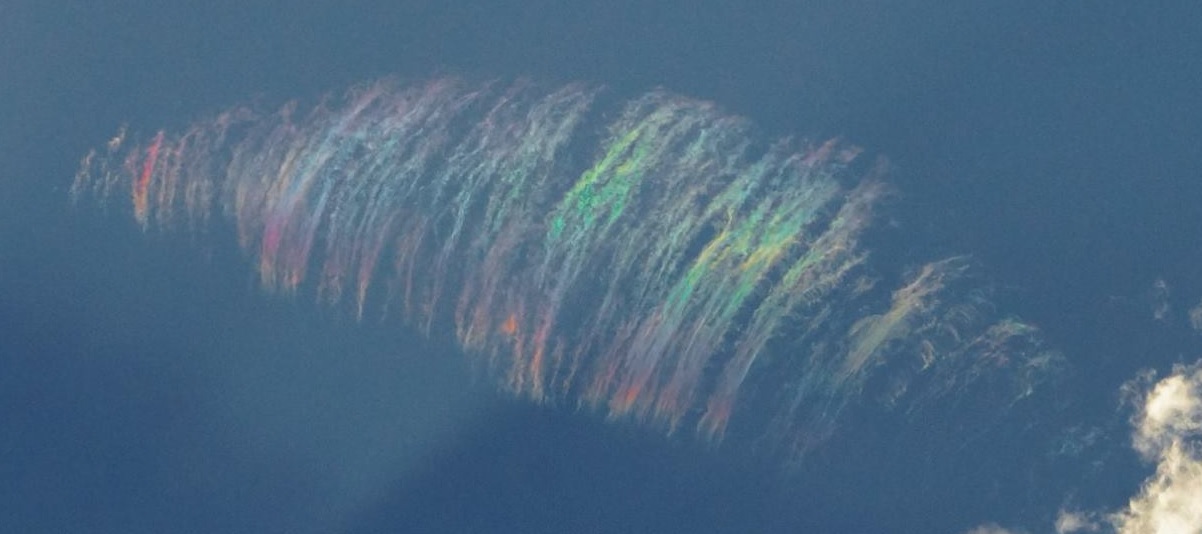 strange iridescent cloud, strange feather-like iridescent cloud, strange rainbow cloud, beautiful rainbow cloud warwick australia, feather-like iridescent cloud australia