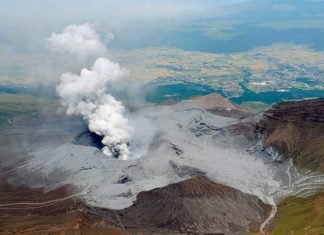 mount aso japan eruption april 15 2016, mount aso japan eruption april 15 2016 after earthquakes, mount aso japan eruption april 15 2016 after devastating earthquake japan, aso volcano erupts after earthquakes april 2016