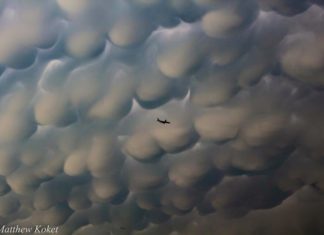 mammatus clouds swallow plane, mammatus clouds texas, mammatus clouds aircraft coryth texas, airplane eaten by mammatus clouds texas may 2016, plane and mammatus clouds texas