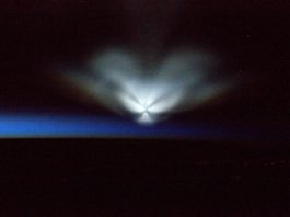 mysterious glowing object russia july 2016, ufo flying over russia, ufo in space, soyuz stand cloud in the sky, mysterious object in sky russia, ufo july 2016, The mysterious flying object captured from ISS by astronaut Jeff Williams