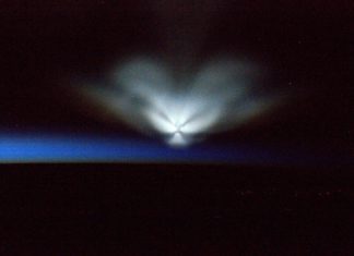 mysterious glowing object russia july 2016, ufo flying over russia, ufo in space, soyuz stand cloud in the sky, mysterious object in sky russia, ufo july 2016, The mysterious flying object captured from ISS by astronaut Jeff Williams