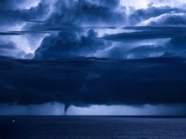 waterspout lightning italy, waterspout lightning italy pictures, waterspout lightning italy photo, waterspout lightningstorm italy
