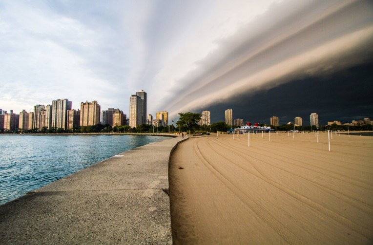 chicago shelf cloud, chicago storm, The sky goes dark as an ominous shelf cloud moves over Chicago, terrifying cloud chicago, scary shelf cloud chicago