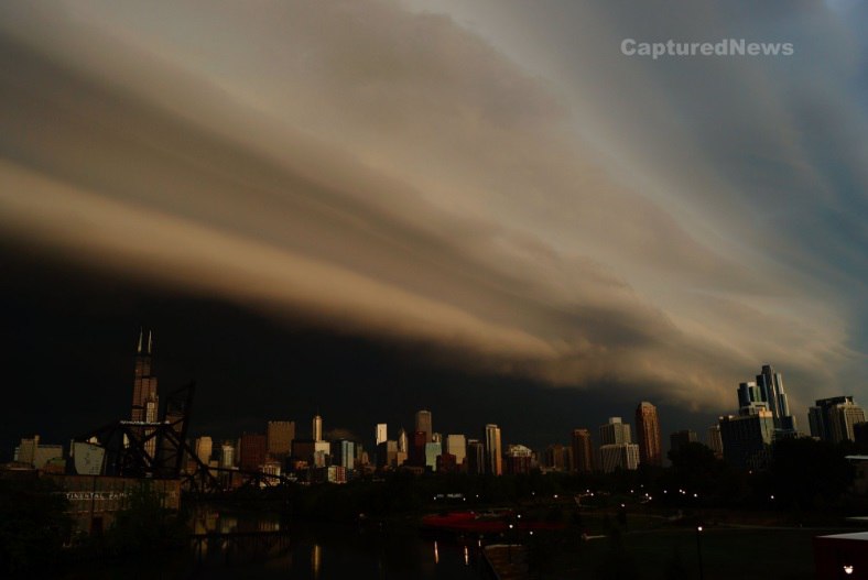 chicago shelf cloud, chicago storm, The sky goes dark as an ominous shelf cloud moves over Chicago, terrifying cloud chicago, scary shelf cloud chicago