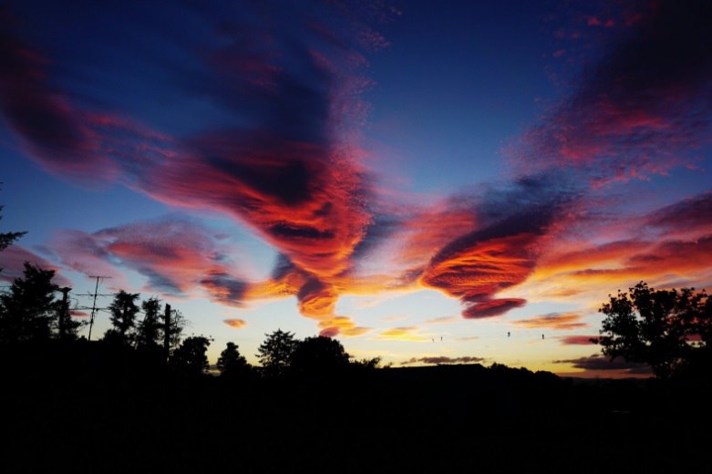 sunset lenticular cloud scotland, bloody sky, bloody skies, bloody lenticular cloud, red lenticular clouds