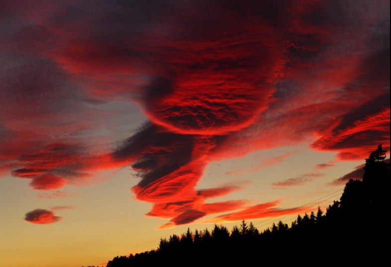 sunset lenticular cloud scotland, bloody sky, bloody skies, bloody lenticular cloud, red lenticular clouds