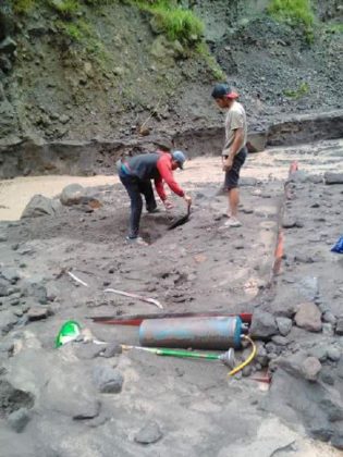Unexpected lahar  buries 9 trucks at Merapi  Volcano in 