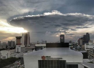 bangkok anvil cloud, anvil cloud bangkok, bangkok storm, bangkok giant anvil cloud november 1 2016, anvil cloud bangkok picture, giant anvil cloud bangkok november 1 2016 video