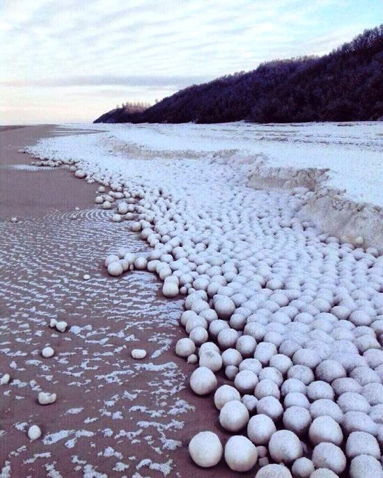 ice balls, ice balls russia, ice balls michigan, ice balls arctic, huge frozen spheres russia, ice balls 2016, ice balls november 2016
