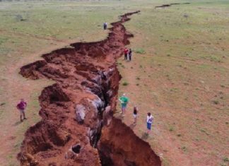 earth crack south africa, giant earth crack south africa, massive earth crack south africa, earth crack northern cape south africa, sinkhole northern cape south africa, erath collapse south africa