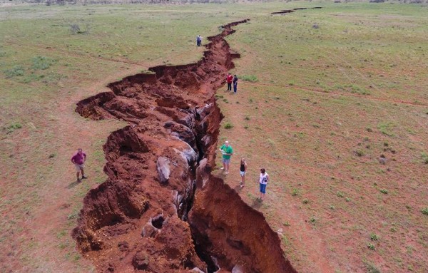 earth crack south africa, giant earth crack south africa, massive earth crack south africa, earth crack northern cape south africa, sinkhole northern cape south africa, erath collapse south africa