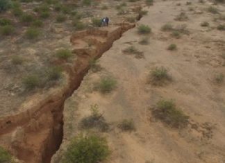 crack arizona map, new crack discovered in Arizona, crack arizona video, giant crack arizona, earth crack arizona, earth fissure arizona, giant earth fissure arizona desert january 2017, earth crack arizone drone video