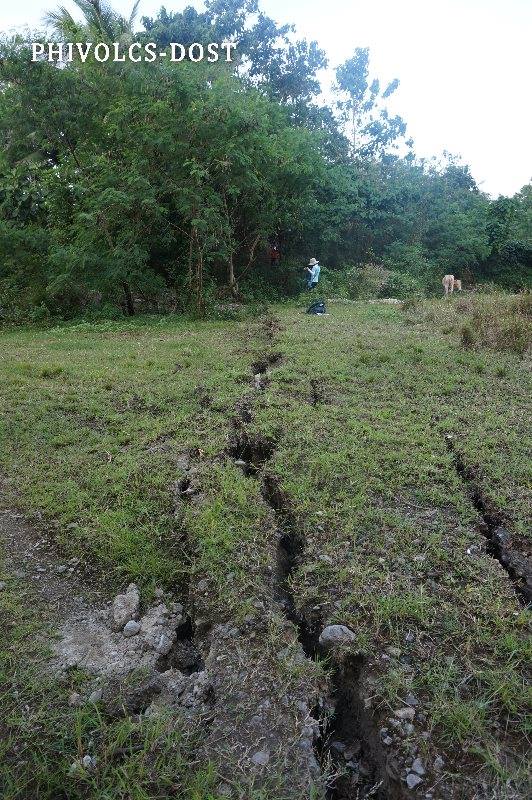 crack philippines, Giant cracks appeared after the M6.5 earthquake in a village in the Philippines. Via Phivolcs