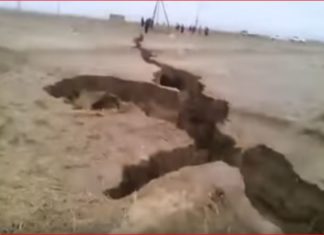 giant crack pakistan, giant crack pakistan video, giant crack pakistan picture, This gigantic earth crack formed in Pakistan in February 2017. giant fissure pakistan february 2017 video picture