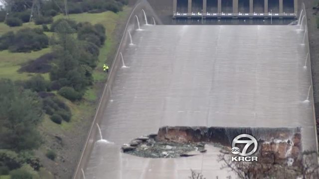 oroville dam overflow, WATER FLOWS OVER EMERGENCY SPILLWAY AT OROVILLE DAM, oroville dam overflow video, oroville dam overflow february 2017, oroville dam overflow video, oroville dam overflow pictures, Water flows through break in the wall of the Oroville Dam spillway, Thursday, Feb. 9, 2017, in Oroville, Calif.