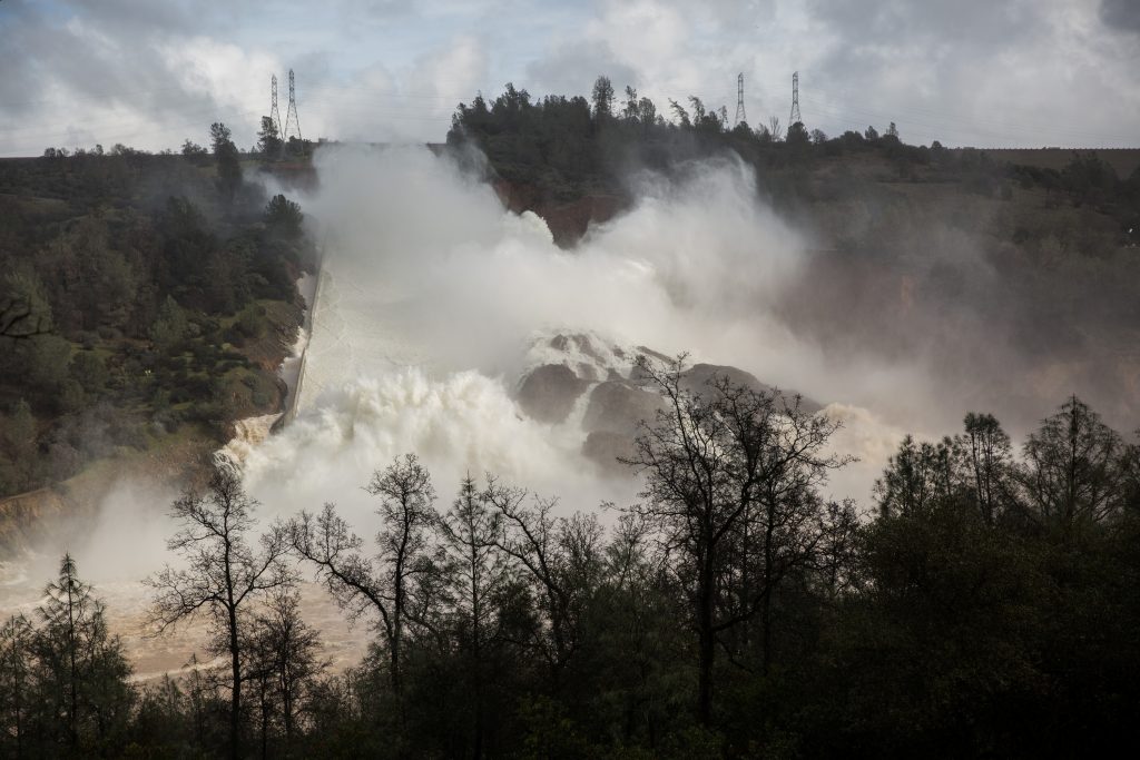 oroville dam overflow, WATER FLOWS OVER EMERGENCY SPILLWAY AT OROVILLE DAM, oroville dam overflow video, oroville dam overflow february 2017, oroville dam overflow video, oroville dam overflow pictures, Water flows through break in the wall of the Oroville Dam spillway, Thursday, Feb. 9, 2017, in Oroville, Calif.
