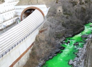 spanish river green overnight, green water spain march 2017, spanish river turns green overnight