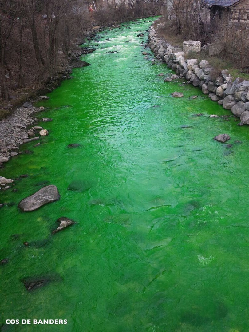 spanish river green overnight, green water spain march 2017, spanish river turns green overnight
