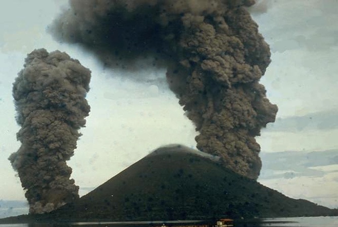 Banda Api volcano, Banda Api volcano eruption april 2017, Banda Api volcano seismic unrest april 2017, evacuaton banda api april 2017