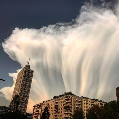 giant wall of cloud milan, giant wall of cloud milan pictures, strange sloud milan italy, italy giant wall of cloud