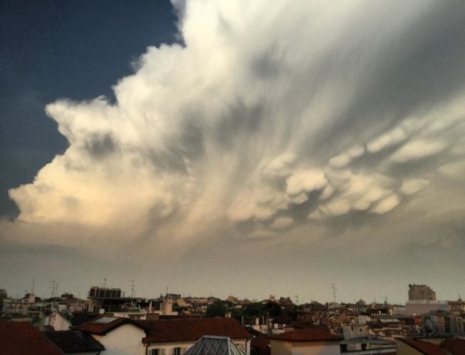 giant wall of cloud milan, giant wall of cloud milan pictures, strange sloud milan italy, italy giant wall of cloud