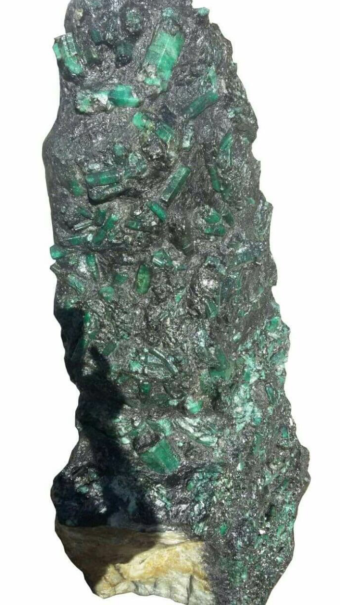 giant emerald brazil, This 4.3-foot tall emerald weighing 796 pounds was unearthed by miners in Bahia Brazil, huge emerald found in brazil, brazil emerald may 2017