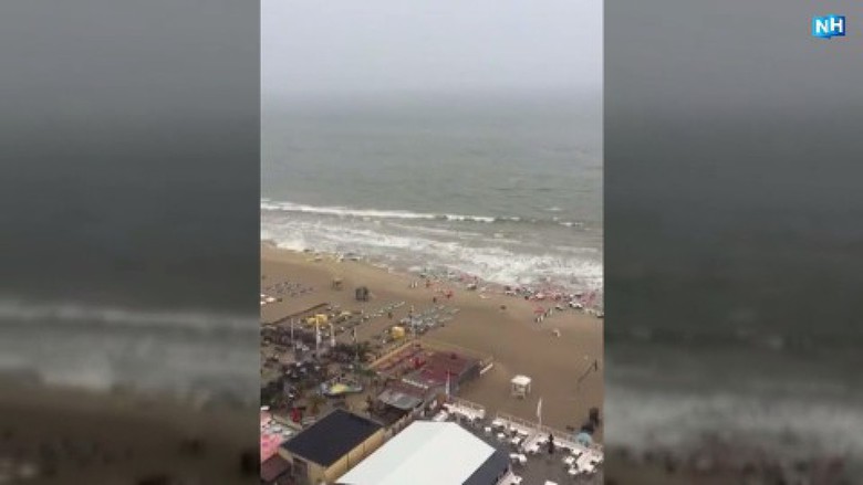 mini tsunami zandvoort, mini tsunami zandvoort video, mini tsunami zandvoort netherlands, A mini tsunami swallowed up the beach of Zandvoort, Netherlands on May 29 2017