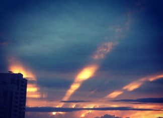 Crepuscular rays at sunset in Moscow's sky on Ascension Day, Crepuscular rays at sunset in Moscow's sky on Ascension Day pictures, Crepuscular rays at sunset in Moscow's sky on Ascension Day video, Crepuscular rays at sunset in Moscow's sky on Ascension Day may 25 2017