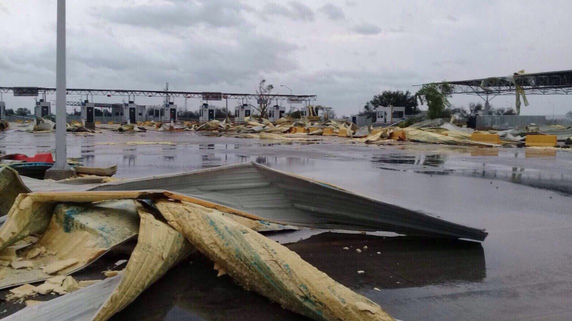 tornado Nuevo Laredo, Border between USA and Mexico closed after tornado destroys custom facilities in Nuevo Laredo (Mexico)