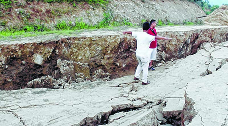 giant crack india manipur, A giant crack is growing and widening destroying tens of homes in Manipur India since June 4 2017, huge crack india june 2017, giant crack india manipur june 2017