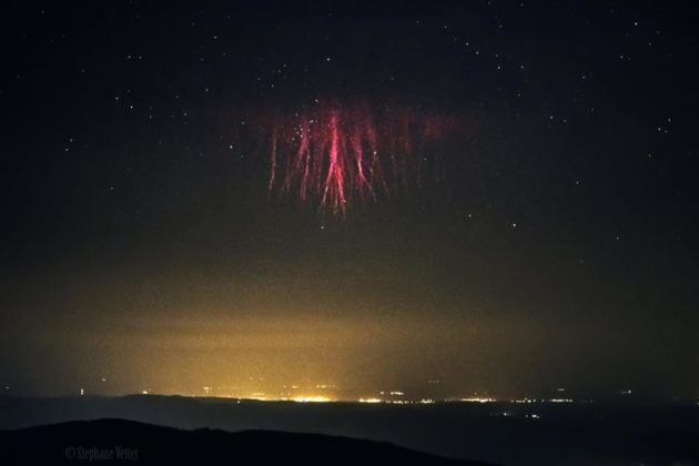 Fire in the sky! Spectacular burst of red sprites over the English ...