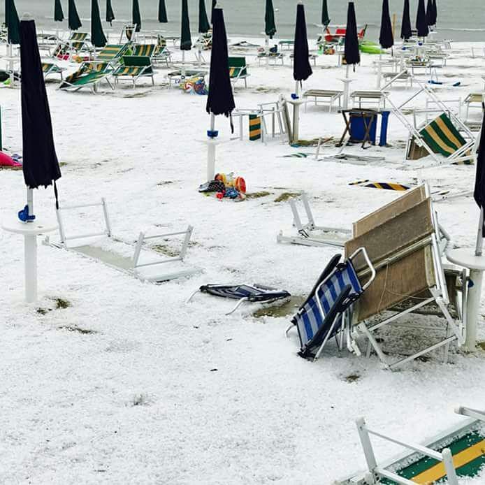 The beach turned white after a freak hailstorm hit Grottammare Italy on July 25 2017 afternoon, beach turns white after hailstorm in italy grottammare, italian beach turns white after hailstorm, hailstorm italy beach white