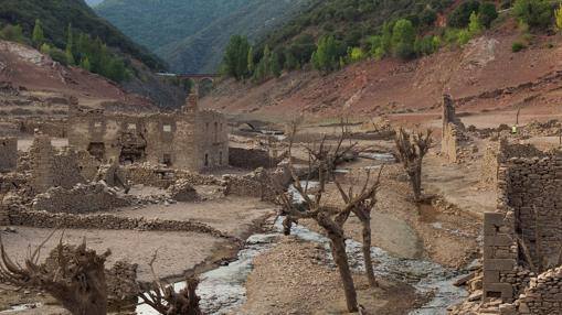 village emerges underwater spain drought, City in Spain emerges from underwater due to continuous drought, village emerges underwater spain drought video, village emerges underwater spain drought pictures