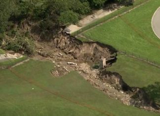 giant sinkhole opens up in Apopka Florida, apopka sinkhole, apopka florida sinkhole