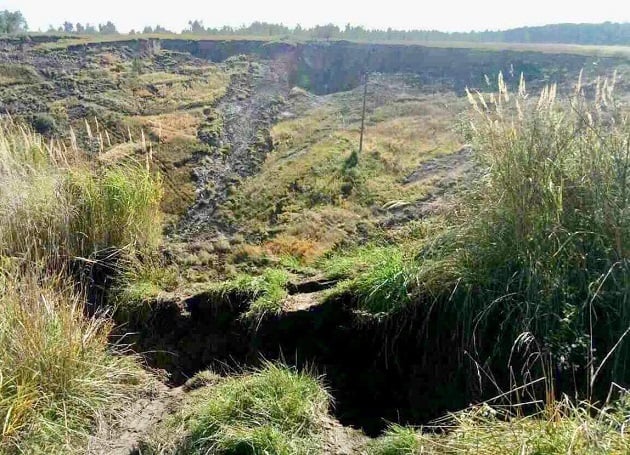 Huge crater collpases in Ukraine, Huge crater collpases in Ukraine video, Huge crater collpases in Ukraine pictures, Huge crater collpases in Ukraine october 2017