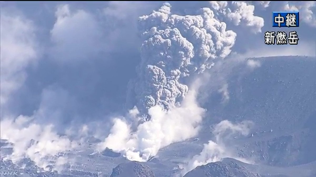 Kirishima volcano erupts for the first time in 6 years on October 11 2017, Shinmoedake volcano erupts for the first time in 6 years on October 11 2017